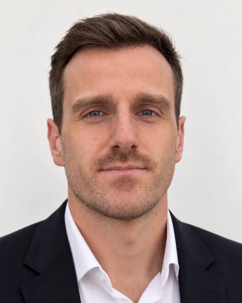 Sebastian Weyers im dunklen Sakko